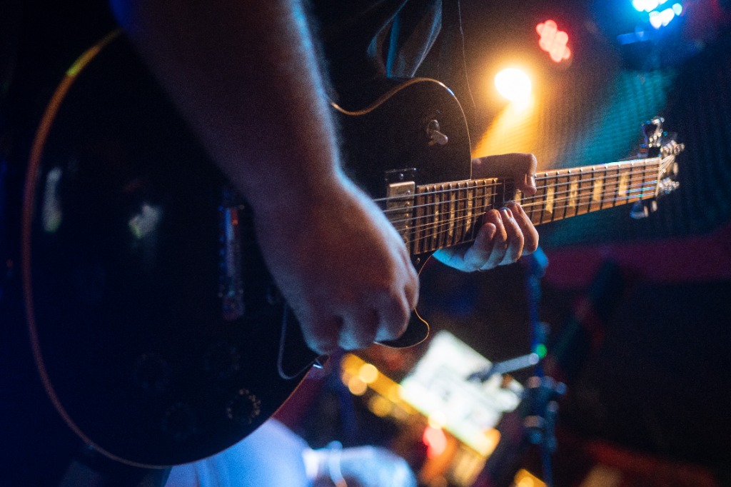 Alexandre Guitarrista ao vivo no palco