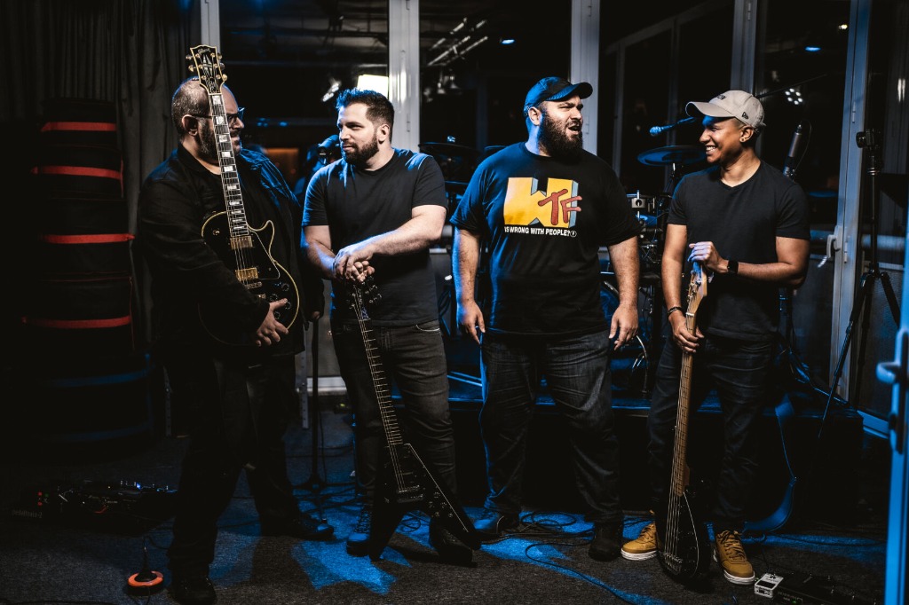 Foto da Banda Marquee reunida no estúdio