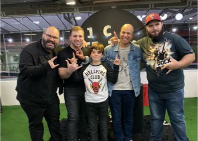 Banda Marquee em evento real com fã e contratantes