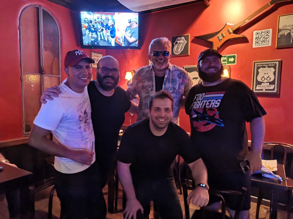Banda Marquee reunida no pub com o cantor Falcão em uma jam especial