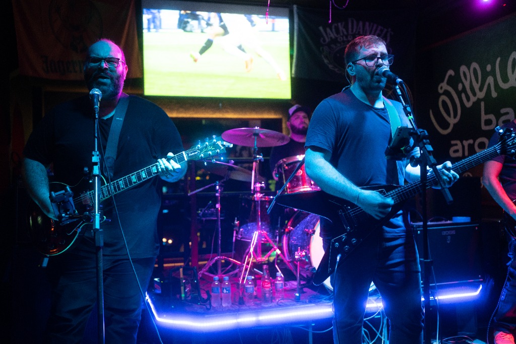 Guitarrista Alexandre e Edu tocando juntos ao vivo