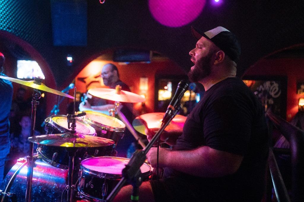Baterista Renan cantando e tocando bateria