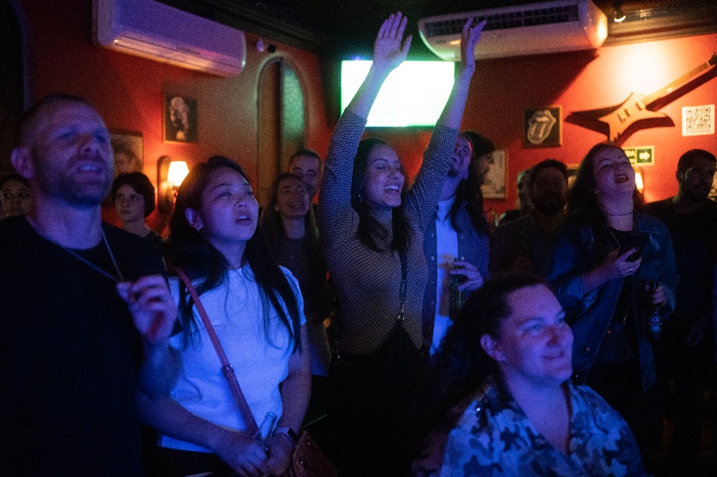 Público vibrando no show com mãos para o alto
