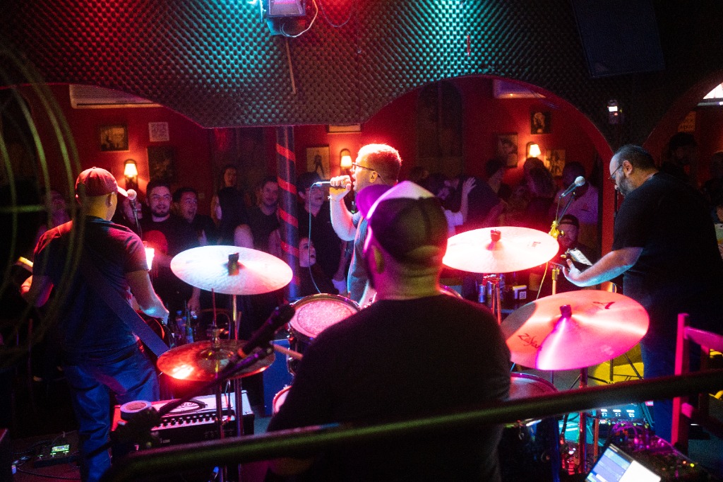 Visão geral da banda inteira tocando no palco
